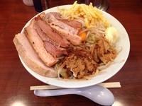 「マカナイアブリ（麺少なめ、ヤサイマシ、コイメ、チーズ、マヨ）」@メガガンジャの写真