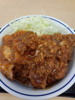 「から揚げ丼キーマカレーソース620円」@かつや 新橋SL広場店の写真