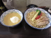 「チーズとポテトのイエローカレーつけ麺　大盛り+鶏チャーシュー」@づゅる麺 池田の写真