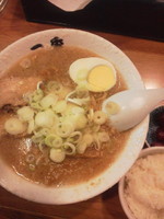 「正油ラーメン（硬め）￥７５０＋小ライス（ランチサービス？）」@韃靼ラーメン 一秀の写真