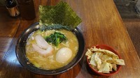 「ラーメン(600円)+味玉(100円)+キャベチャー」@家系ラーメン 浮浪雲の写真