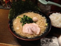 「ラーメン(並) + 小ライス」@濃厚豚骨ラーメン 濱虎家の写真