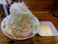 「小ラーメン700円 野菜増々ニンニク豚1枚＋粉チーズ100円」@ラーメン神豚 関東学院前店の写真