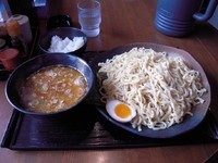 「にぼしつけめん大盛(平打ち麺・ひやもり 850円)+サービス」@つけめん赤とんぼの写真