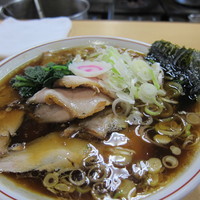 「青島ラーメン（７５０円）＋葱増し（５０円）＋チャー（５０円）」@青島食堂 新潟 西堀店の写真