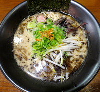 「黒マー油豚骨らーめん」@細麺屋 くわとろの写真