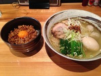 「塩玉ラーメン + 大人のミニ月見鶏そぼろご飯」@月の写真