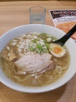 「焦がし香味GYU塩らあ麺750円、餃子(半額S)140円」@つけ麺らーめん春樹 二俣川店の写真