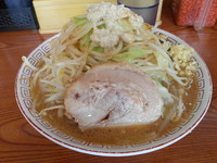 「ラーメン(700円)野菜マシ＋ニンニク＋背油＋角煮(二周年)」@らーめん ◯八の写真