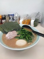 「ラーメン中盛、トッピング味玉,ほうれん草(850円)」@横浜家系ラーメン田中の写真