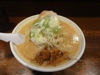 「熟成醤油ラーメン　680円　脂少し多め」@鈴蔵東京の写真