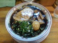 「黒醬油ラーメン（太麺） +　煮玉子」@金久右衛門 梅田店の写真