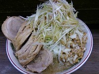 「小ぶたダブル ネギ 生玉子 ニンニク少し あれ」@ラーメン二郎 横浜関内店の写真