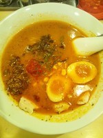 「とまと辛ミンチらーめん（味玉トッピング）」@麺や 八の角 錦本店の写真