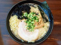 「塩豚骨らーめん（大盛無料）￥840円」@活力豚骨ラーメン 大成屋の写真
