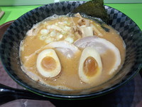 「赤味噌ラーメン(800円)＋味玉(100円)」@らーめん むつみ屋 ゲートシティ大崎店の写真
