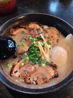 「炙り叉焼＋たまご」@いっぷくラーメン 町田店の写真