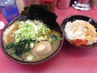 「固め少なめネギ多め麺少なめトッピング玉子海苔」@王道家の写真