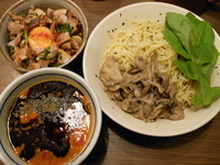 「キノコたっぷりの辛辛トマトチーズつけ麺　バジル風味＋豚ごはん」@INOSHOWの写真