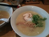 「・・・鶏白湯らーめん（塩）＋半々ライス」@支那そば 一本気の写真