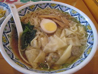 「(醤油)ワンタン麺＋ランチ炒飯　９９０円」@中国ラーメン 揚州商人 市川駅前店の写真