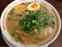 「らーめん (650円) (+味付玉子)」@にしやの写真