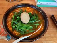 「タンタンメン・中辛＋味玉＋ニラ（￥700＋￥100＋￥100」@ニュータンタンメンの写真