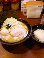 「MAXラーメン大盛980円 サービスライス」@町田商店 横浜駅前店の写真
