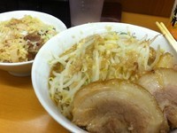 「豚ラーメン(ニンニクアブラ) 豚飯」@ラーメン ○菅の写真