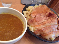 「とろ肉カレーつけ麺 大盛 平麺」@とろ肉つけ麺 魚とんの写真