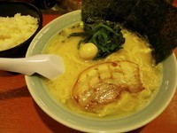 「ラーメン（塩）＋ライス　650＋0円」@横浜家系ラーメン 新宿小滝橋 魂心家の写真