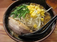 「背脂味噌ラーメン（７５０円）」@らぁ麺屋 つなぎの写真