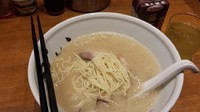 「純系豚骨ラーメン　バリカタ　730円」@まんかい 福島本家の写真
