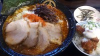 「海老辛醤ラーメン大盛り＋タルタル丼」@煮干 丸めの写真