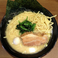 「豚骨醤油ラーメン　￥７２０」@横浜家系ラーメン 一刀家 赤坂本店の写真