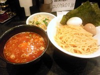 「特製つけ麺＋辛味＋ｸｰﾎﾟﾝ味玉＋野菜」@大勝軒 まるいち 新宿店の写真