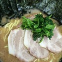 とんこつ醤油、大盛り、麺硬め、ノリチャーシュートッピング