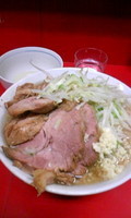 「小豚(ニンニク)+生玉子」@ラーメン二郎 西台駅前店の写真