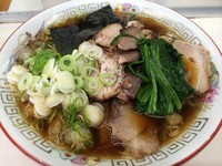 「青島ラーメン＋チャーシュー＋葱＋ホウレンソウ」@青島食堂 秋葉原店の写真