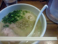 「白鶏らーめん￥700(半熟味付玉子ﾗﾝﾁｻｰﾋﾞｽ)」@鶏の穴の写真