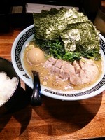「助ラーメン中盛り、チャーシュー海苔味玉レンソウ半ライス」@横浜家系 助格家の写真