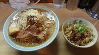 「ラーメン（750円）白:両方炙り　ニンニク」@ラーメン富士丸 明治通り都電梶原店の写真