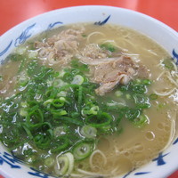 「ラーメン（４００円）＋替肉（１００円）」@元祖 長浜家の写真