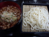 「肉つけ汁うどん（並）500円」@なすびの写真