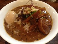 「【10月の限定】どて焼風らーめん中＋煮玉子、900円＋百円」@伝家 志木店の写真