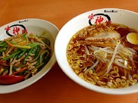 「ランチ（ラーメン＋青椒肉絲飯）」@味神館の写真