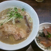 「【１０月２４日限定】鮪出汁ソバ（ミニ鮪丼付き） ８５０円」@ラーメン 和なりの写真