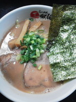 「らーめん￥７００（豚の日）＋のり（クーポン）」@らーめん三獣使の写真