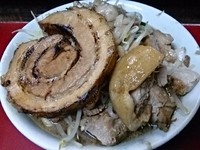 「たま小豚ラーメン 巻きチャー炙り アブラ ニンニク 麺少なめ」@蓮爾 登戸店の写真