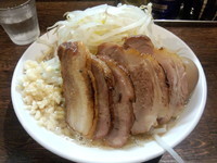 「ガッツリ中＋煮玉子＋チャーシュー」@伝家 志木店の写真